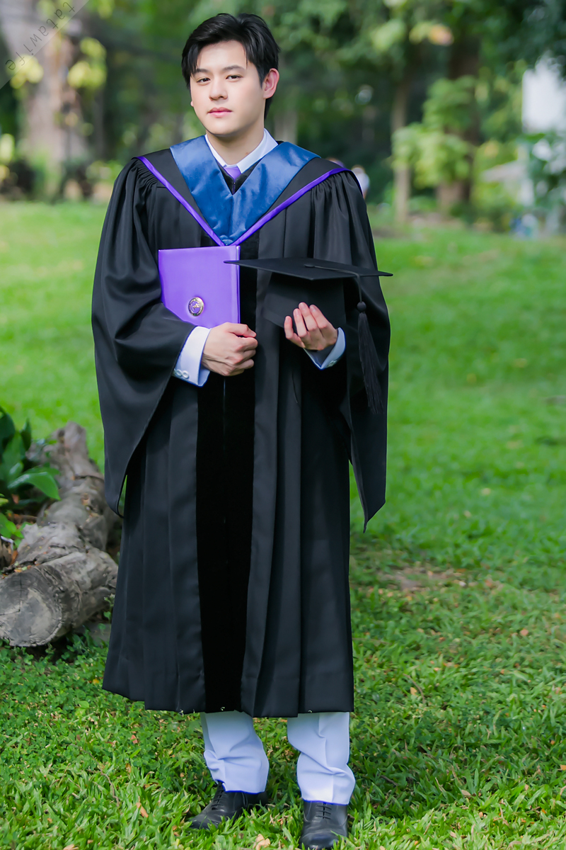 KarlTatawife's tweet photo. แอบไปส่อง ตอนเขาถ่ายรูปส่ง GMM TV [วันรับจริง] #GraduationPluemPurim #PluemPurim #ปลื้มปุริม https://t.co/jDE7O1UM8b