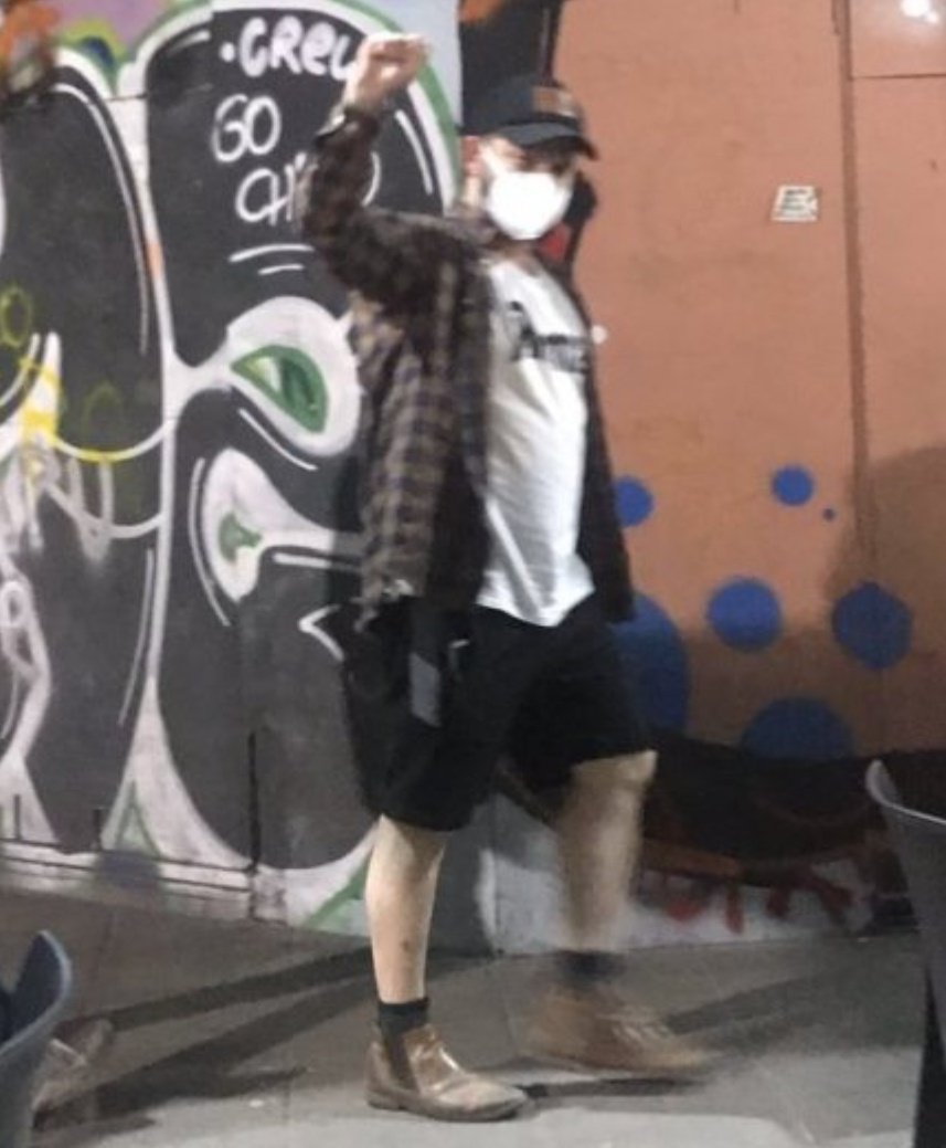 Yo prefiero un presidente, que salga sin miedo a la calle y si quiere comerse un sándwich en un lugar, lo único que reciba es fotografías y admirar su  sencillez. 
Los muy correctos de corbata y muchos escoltas nos han cagado por muchos años.