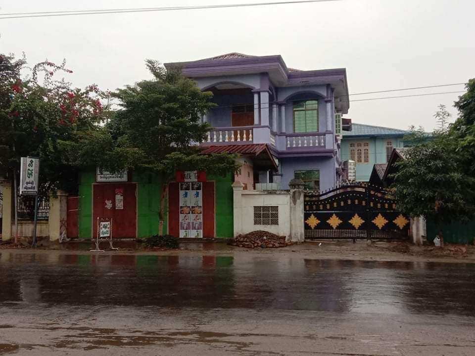 Chanapai247's tweet photo. Due to pro-military customer's complaint, a pawnshop namely "Lii-Myint" in #Myitkyina's Tatkone village was raided by junta terrorists and at least 8 people were abducted. As they opened fires, one staff was injured at leg whereas the pawnbroker luckily escaped.

#2022Jan24Coup https://t.co/TjPTnkg954