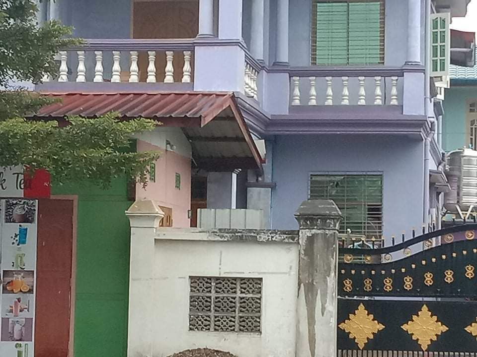 Chanapai247's tweet photo. Due to pro-military customer's complaint, a pawnshop namely "Lii-Myint" in #Myitkyina's Tatkone village was raided by junta terrorists and at least 8 people were abducted. As they opened fires, one staff was injured at leg whereas the pawnbroker luckily escaped.

#2022Jan24Coup https://t.co/TjPTnkg954