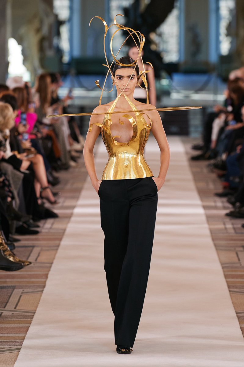 LAVIDAPRADA's tweet photo. absolute favorites from schiaparelli ss22 couture https://t.co/w8iwthPJEb