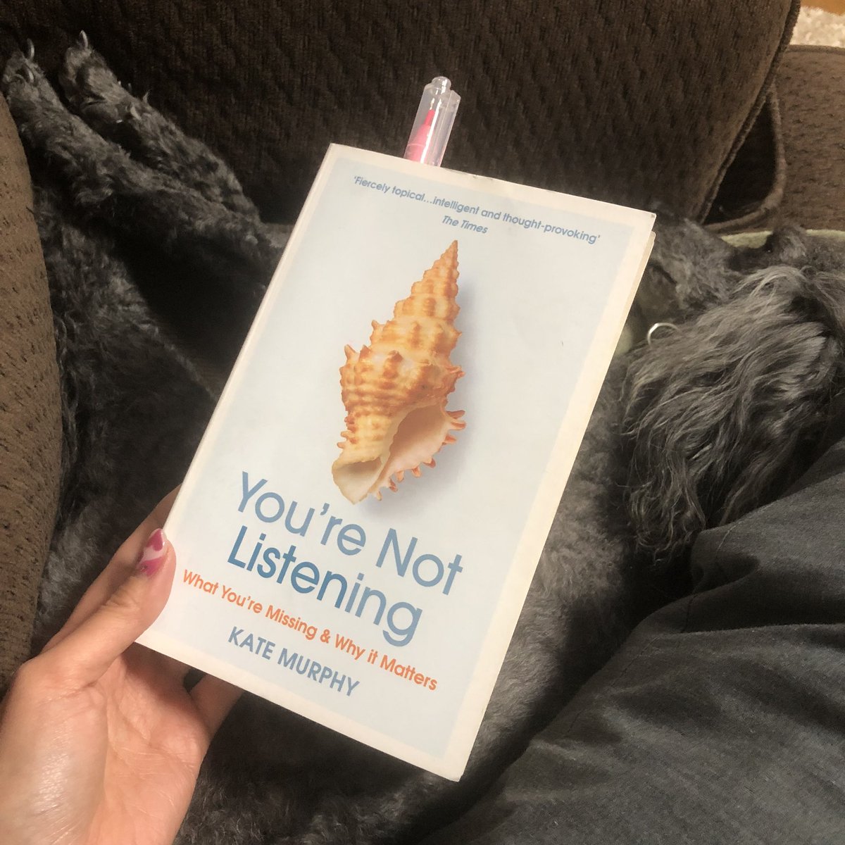 NatsukoGomi's tweet photo. これ、聞き上手になる方法を教えてくれてる本ではなくて、聞いてるつもりでも実は聞けてない結果としてどういう事が起こってるか、そして、その聞けてない原因は何かという根本的なところの議論がなされていて、想定以上に面白い。
#YoureNotListening #KateMurphy #EnglishLibraryOnlineBookClub https://t.co/AIL2vPUiZy