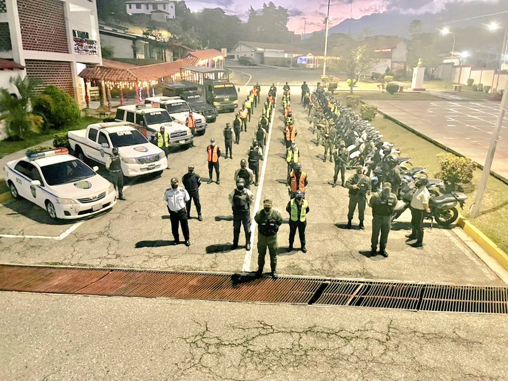dhernandezlarez's tweet photo. La #FANB en su firme compromiso con la patria y su soberanía se mantiene constante brindando seguridad y orden interno a la población venezolana para el disfrute de sus derechos ciudadanos. https://t.co/yxCC6iNOfF