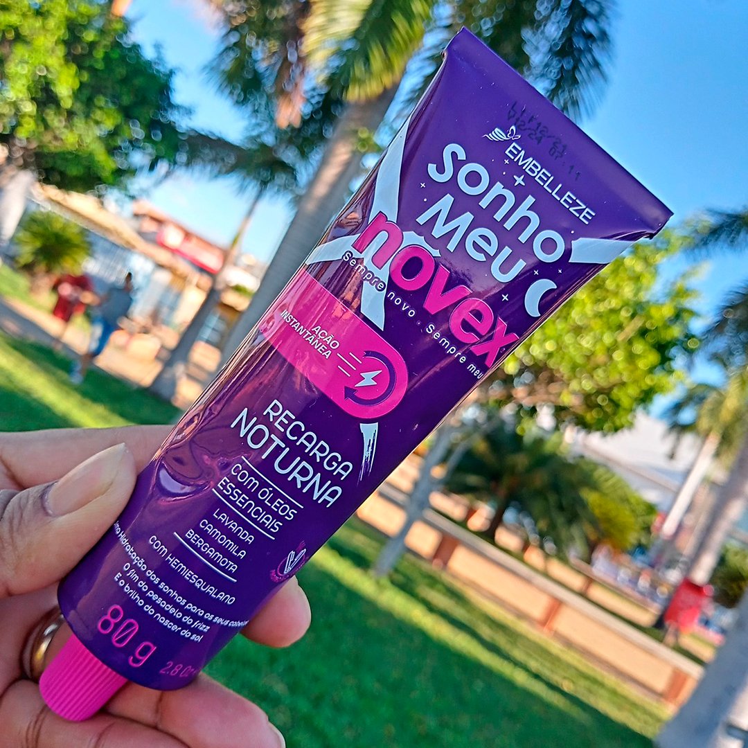 Embelleze's tweet photo. Segunda com S de Sonho Meu 🌃 Quem já testou minha nova #RecargaNoturna? #HidrataçãoDosSonhos com óleos essenciais e fim do pesadelo do frizz: https://t.co/jaxEoA4mPx 🌜💫 #NovexSonhoMeu #Embelleze 

Foto da @maineoliveira4 🤗🥰 https://t.co/wdOwd88gld