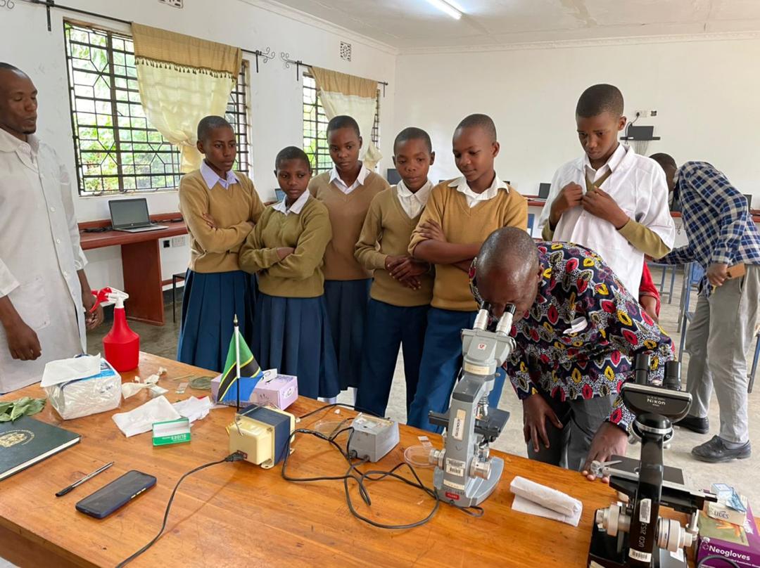 RugalemaG's tweet photo. As we celebrate the #InternationalDayofEducation  we @go_vegetables believe that we have a duty to boost access to science &amp; technology to every school. Today we donated microscopes to a local sec school and took the pupils through the paces on veg pathology https://t.co/XPpFsTgsW8