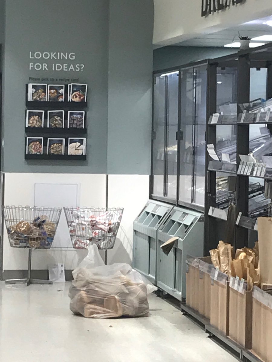 _emmalancaster's tweet photo. @waitrose why is it company policy to throw away bakery items? No ‘reduced to clear’, just straight into the bin bag (staff confirmed going in the bin). Has happened on more than one occasion ~8:30pm. Meanwhile homeless person outside literally asking shoppers to buy them bread. https://t.co/fjCUpLJywO