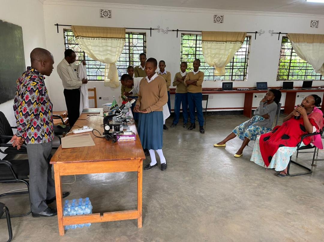 RugalemaG's tweet photo. As we celebrate the #InternationalDayofEducation  we @go_vegetables believe that we have a duty to boost access to science &amp; technology to every school. Today we donated microscopes to a local sec school and took the pupils through the paces on veg pathology https://t.co/XPpFsTgsW8