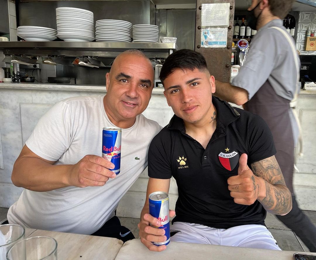 okdobleamarilla's tweet photo. 🚨 #ALERTA | Martín #Sendoa, representante de Facundo #Farias, confirmó que el juvenil seguirá en Santa Fe

🗣 “Con Facundo decidimos quedarnos en #Colón, por más que venga #Boca o #River, hace unos meses decidimos que queremos quedarnos en #Colón” (Vía @radiogolsantafe) https://t.co/6ZVyZW0eoF