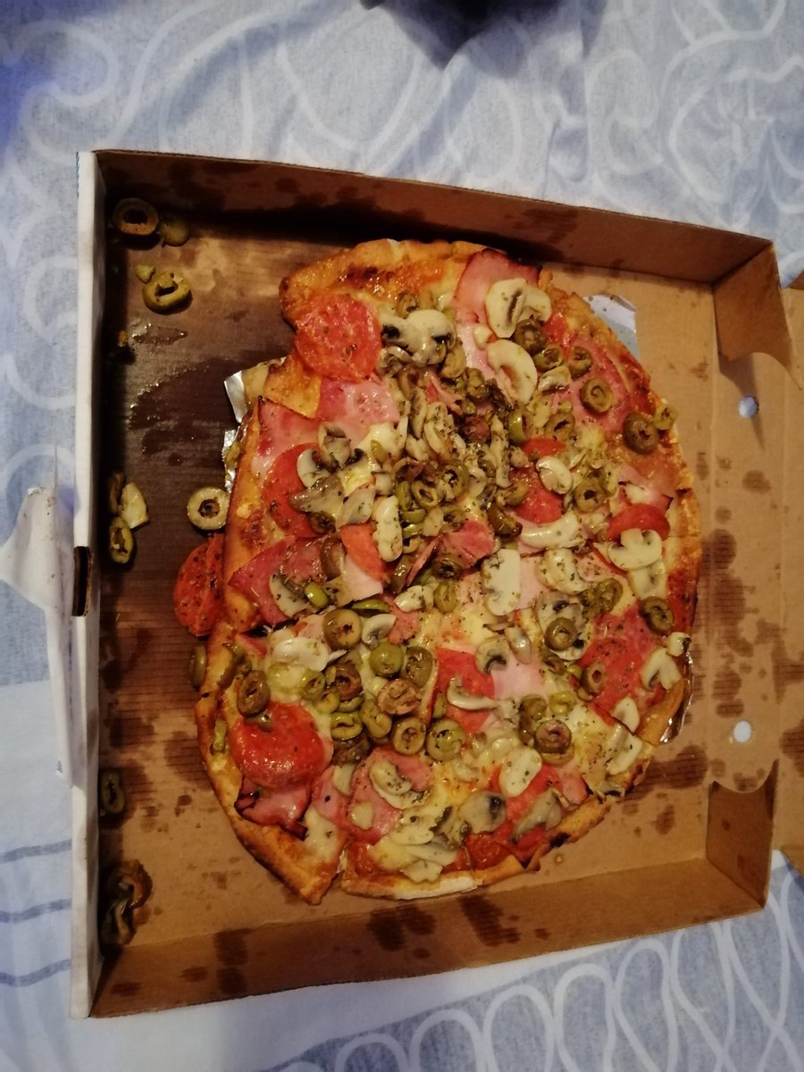 Y asi llegobla pizza de Athens Marbella, con <a href="/pedidosya/">PedidosYa</a>.
Pedido desde las 7:50pm y llego pasadas las 9:40pm, como si la ubieran traido rodando.
Pizza fria y soda caliente.
El repartido me dijo que no podia abrirla por q si que recibirla.
Tremenda sorpresa al abriela