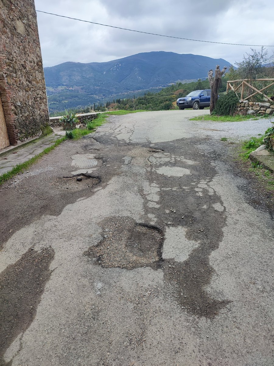 PaoloCanonica's tweet photo. #ComuneDiSuvereto non sarebbe forse l'ora di rifare la strada di accesso al borgo di Belvedere? Buche enormi e  asfalto disfatto che fanno una pessima impressione ai tanti turisti che visitano il borgo. https://t.co/7SofW12RNs