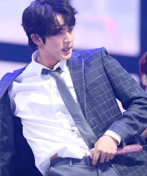 Jinnimyluv's tweet photo. Seokjins shirt never going under his pant- a short thread🤭 https://t.co/3rH7eSActu