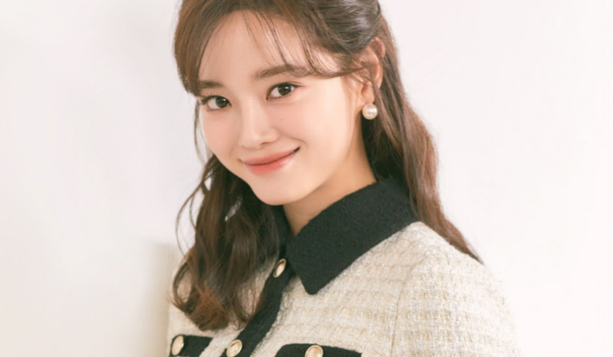 allkpop's tweet photo. Kim Se Jeong selected as new muse for women's fashion brand Roem https://t.co/wVBRNQyqMe https://t.co/D6cd6Yyc9z