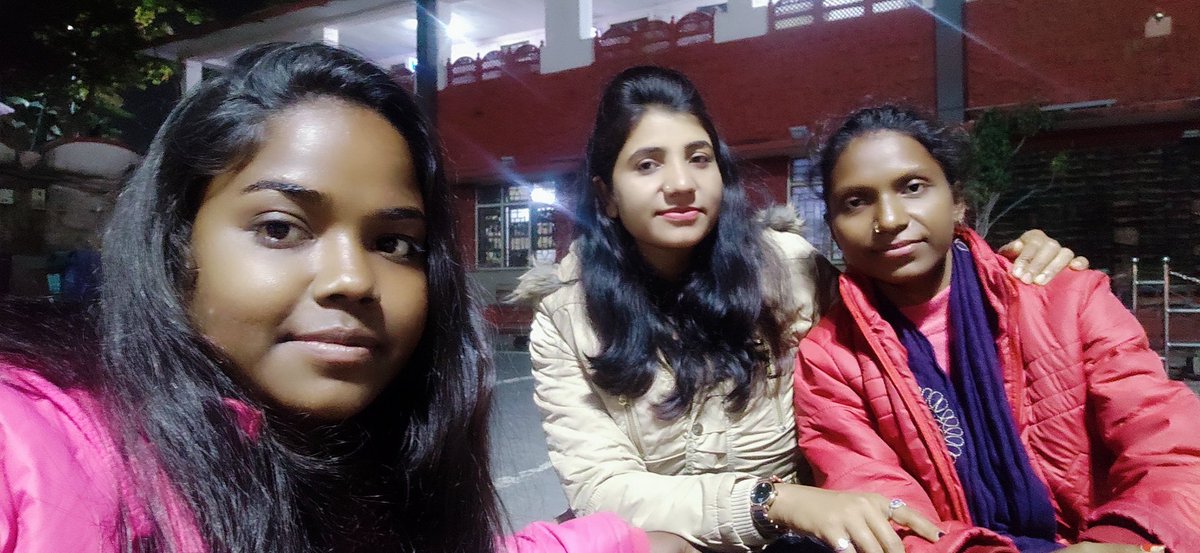 सारे दोस्त एक जैसे नहीं होते,
 कुछ हमारे होकर भी..
 हमारे नहीं होते।
 आपसे दोस्ती करने के बाद...
 महसूस हुआ,
कौन कहता है 'तारे ज़मीं पर ' नहीं होते।
😍
भीलप्रदेश की शेरनी, मेरी प्यारी सखी <a href="/MissRanu8/">Renuka charpota bhil</a> से, आखिरकार मिलन हो ही गया। 😘
जोहार ✊🏻🏹