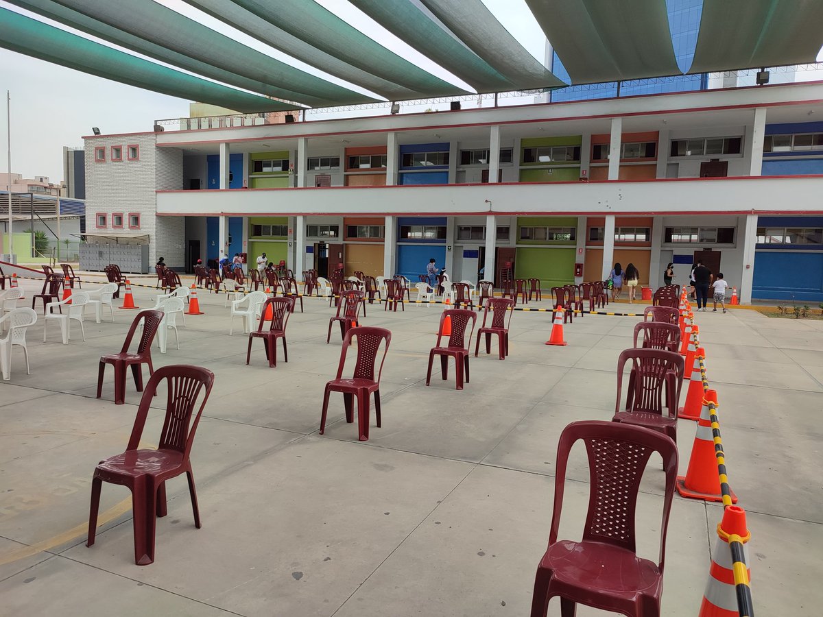 eduardosolis's tweet photo. Vacunatorio de niños del colegio Alfonso Ugarte vacío, car****, pónganse las pilas y vacunen a los chicos! ¿Qué estamos esperando? https://t.co/Y306S0QfW4