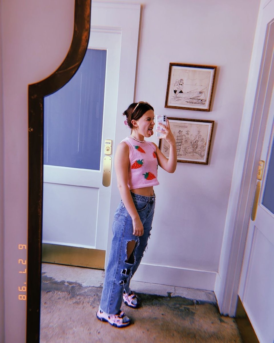sopialillis's tweet image. Here’s another attempt of mine for seeking amiable peers to converse with. I go by the name Millie Bobby Brown and I'm making my attempt to find new people to be friends with especially my western fellow. Reply if you’re interested &amp;amp;&amp;amp; RT’s this post would be highly appreciated💟.