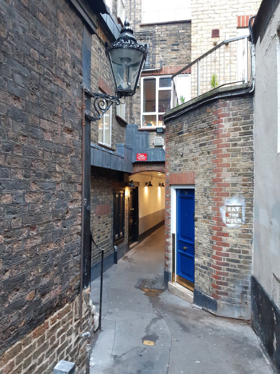 I deliver a French Soho tour, talking about French presence there from Huguenots to nowadays, once called 'French colony'. Join me on Saturday 29th January at 3pm for my next time.
#frenchtour #londonwalk
 'Guided Walk in the steps of the French in Soho'
eventbrite.co.uk/e/guided-walk-…