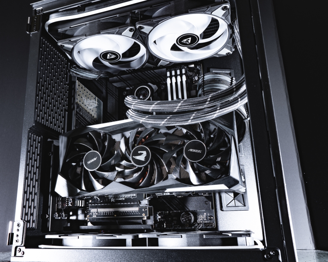 Kompakt, vollverglast und mit viel Power präsentiert sich einer unserer letzten Builds des Jahres 2021. Die CPU reicht aus um damit gleichzeitig Streamen und Gamen zu können und ergänzt die RTX 3070 Aorus Master perfekt.