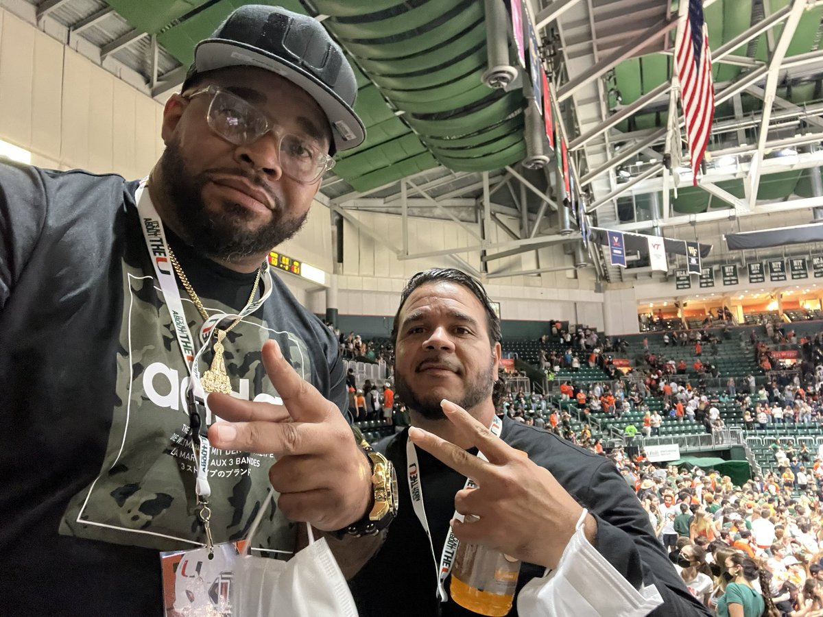 MvpCbow's tweet photo. Always great to link up with the ultimate #twitterchef aka chef @KappaCane #canesup #tailgatecrew ✊🏽💯 https://t.co/poxtvUk3rO