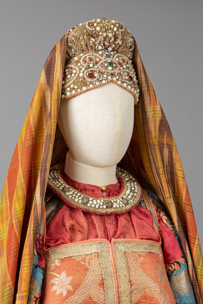 Костюм молодой женщины.
XIX век. Вологодская губерния.

Самобытный северный тип шейного украшения на жёсткой основе - «наборошник».