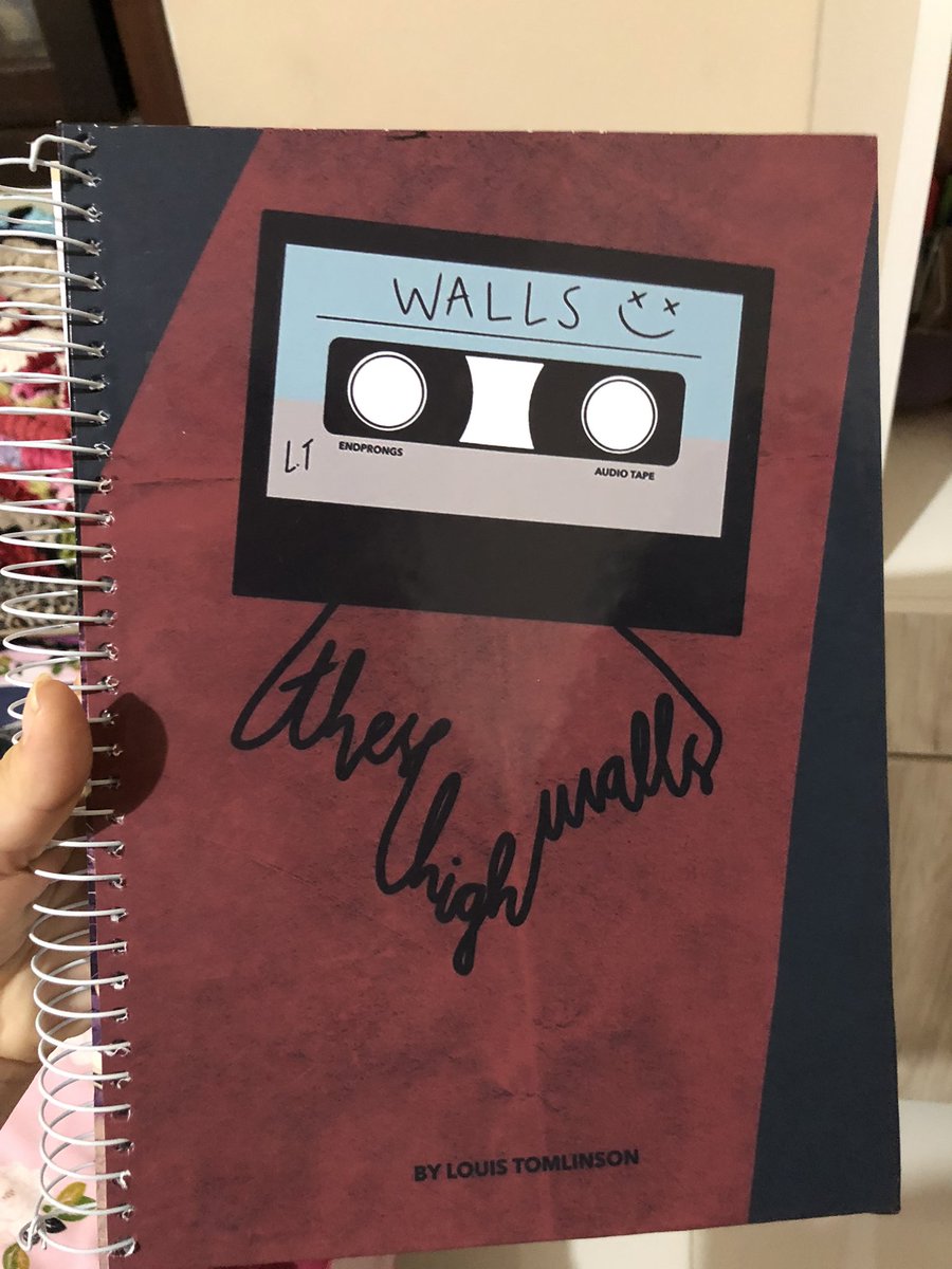 kiwilsx's tweet photo. o caderno que eu personalizei do louis 😭😭 https://t.co/2Ql5yHnPQQ