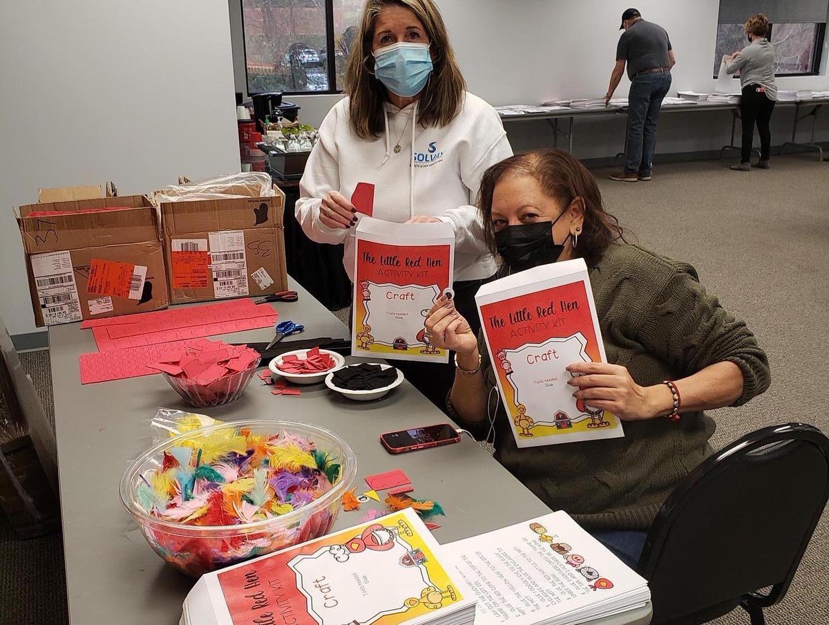 UnitedWayFCGA's tweet photo. A big shout-out to the #OneForsyth MLK Week of Service volunteers who came out to our office last week and packaged 300 pouches of Bean Soup (3,600 meals) and assembled 150 Literacy Kits. Thank you for taking time out of your day to give back to your community! #Volunteer https://t.co/CdjUbs83oA