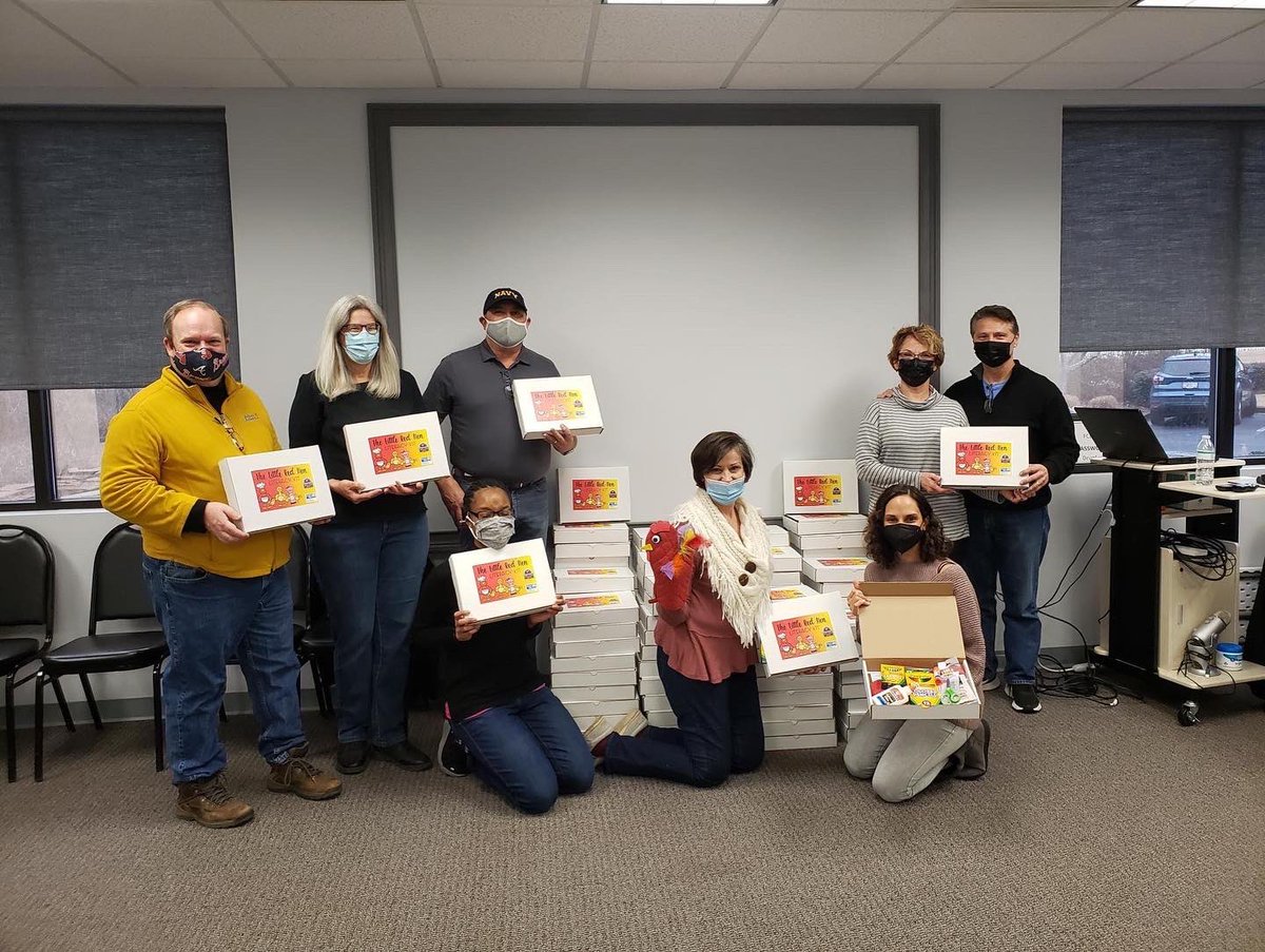 UnitedWayFCGA's tweet photo. A big shout-out to the #OneForsyth MLK Week of Service volunteers who came out to our office last week and packaged 300 pouches of Bean Soup (3,600 meals) and assembled 150 Literacy Kits. Thank you for taking time out of your day to give back to your community! #Volunteer https://t.co/CdjUbs83oA