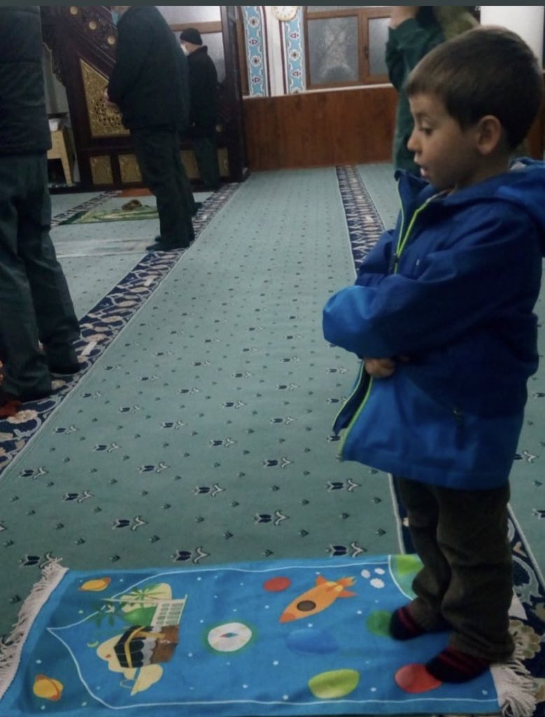 • Seccadesinin güzelliğine bakın. 

Selçuk Bayraktar TEKNOFEST neslinin rol modelidir <a href="/Selcuk/">Selçuk Bayraktar</a> 

#HaydiÇocuklarCamiye