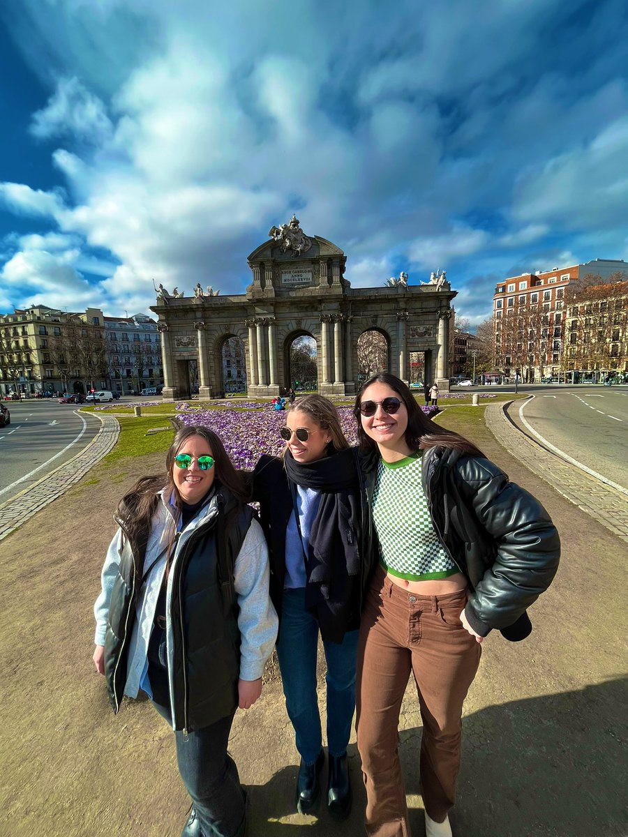 Marina1924's tweet photo. Con un minion y una jirafa https://t.co/1Wus3cF5Lw
