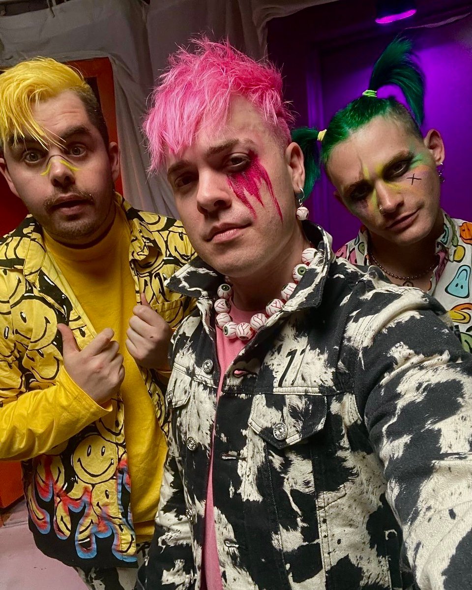 Stream Projector. 
Watch the music video for Projector. Don’t look at the cameras. 
Preorder Elsewhere.
🐇

👁: found.ee/prjctr