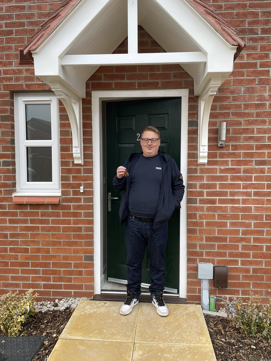Fresh start for this wonderful family so happy to have a home. Been waiting a long time for this day #happycustomer #freshstart #newhome 🏡 #wecare @emhhomes