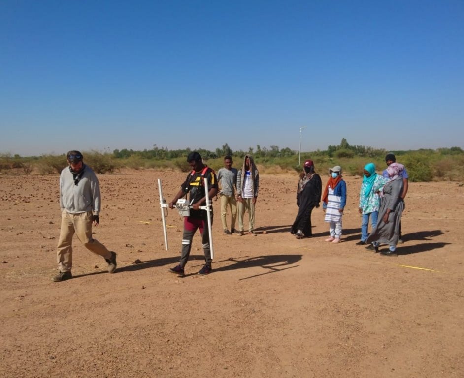 JoannaAC2017's tweet photo. Today at Soba: Robert Ryndziewicz training students from Al-Nilein Uni, Khartoum Uni and Omdurman Uni in magnetometry
#archaeoscience #SobaExpedition #archaeology #sudan #nubia https://t.co/t8hAuwKum2