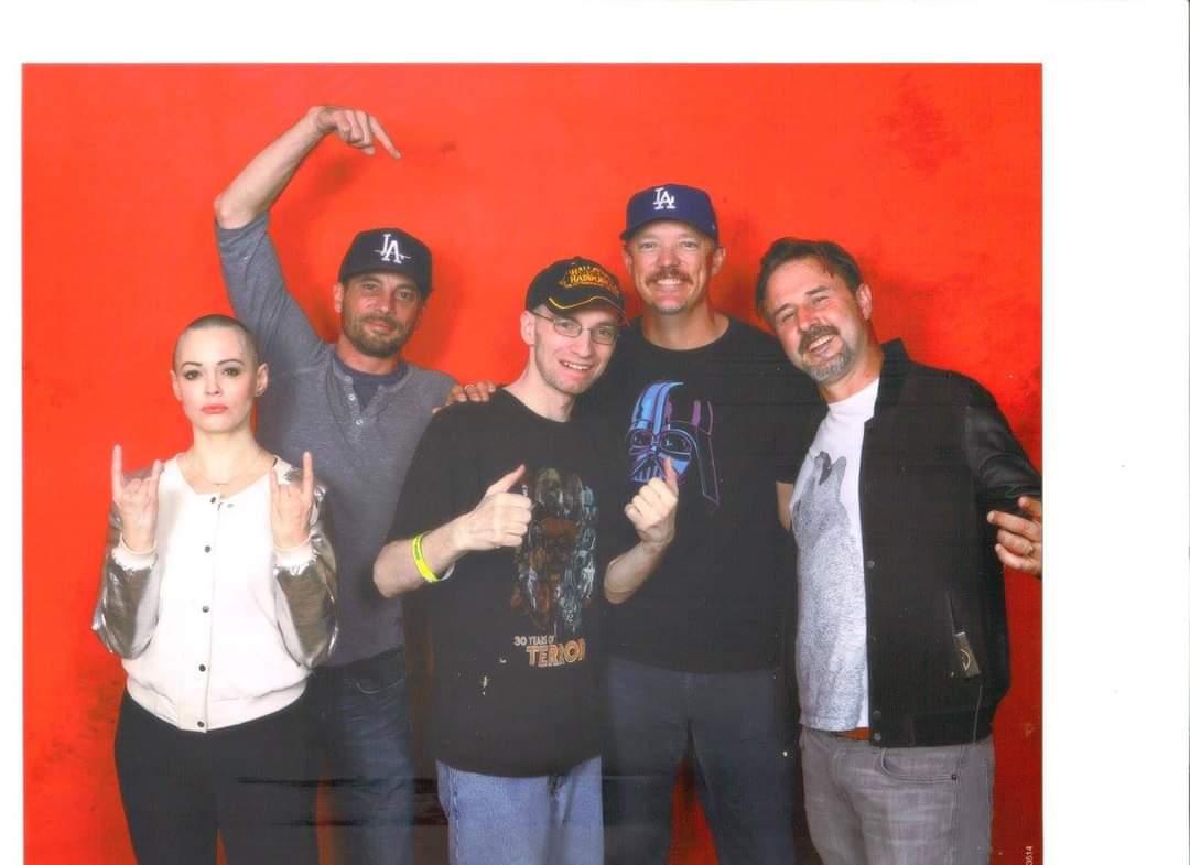    Great photo me and the cast of Scream. Happy Birthday Matthew Lillard. 