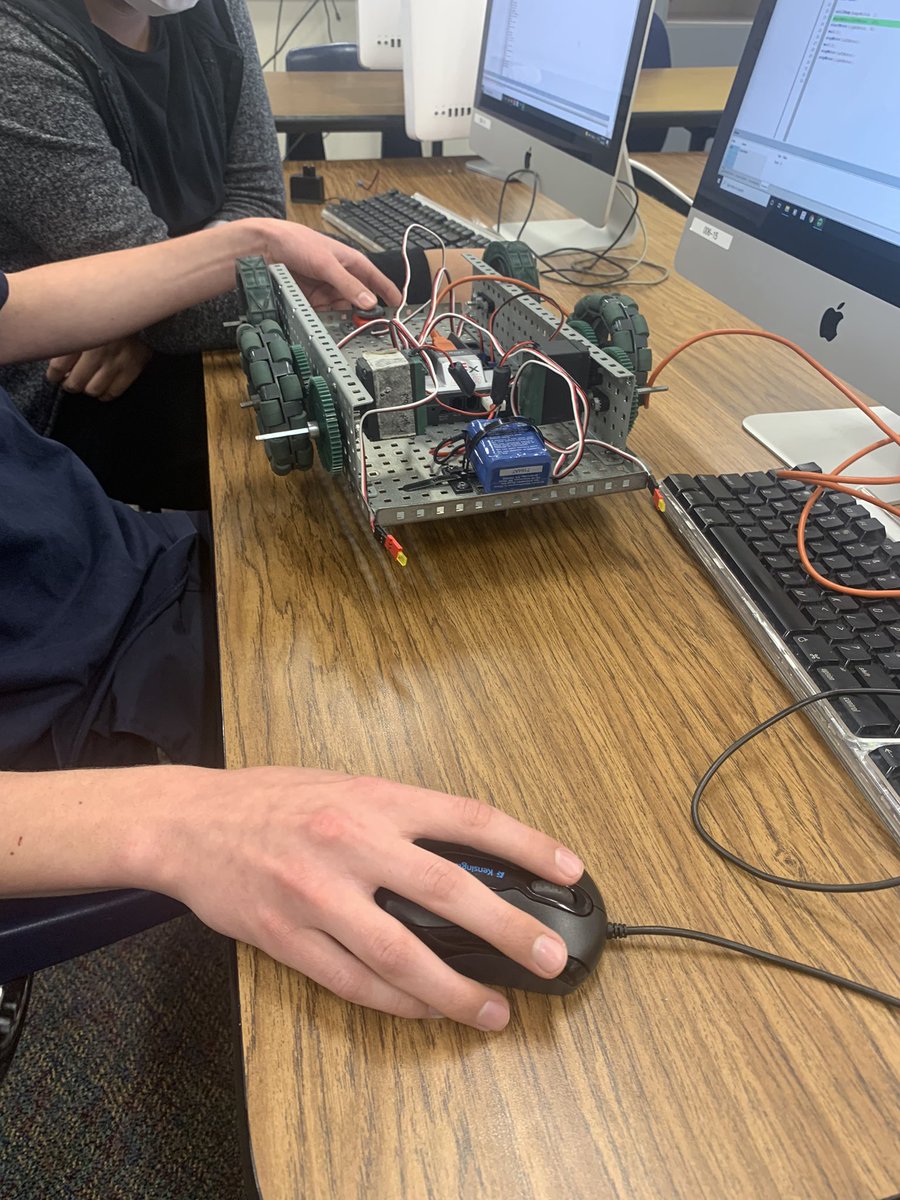 Radvb10's tweet photo. STEAM Academy students coding to make their robots move in Engineering class.  @senorajosa @STEAMpride #lmsvheart https://t.co/pUfTn2z6hj