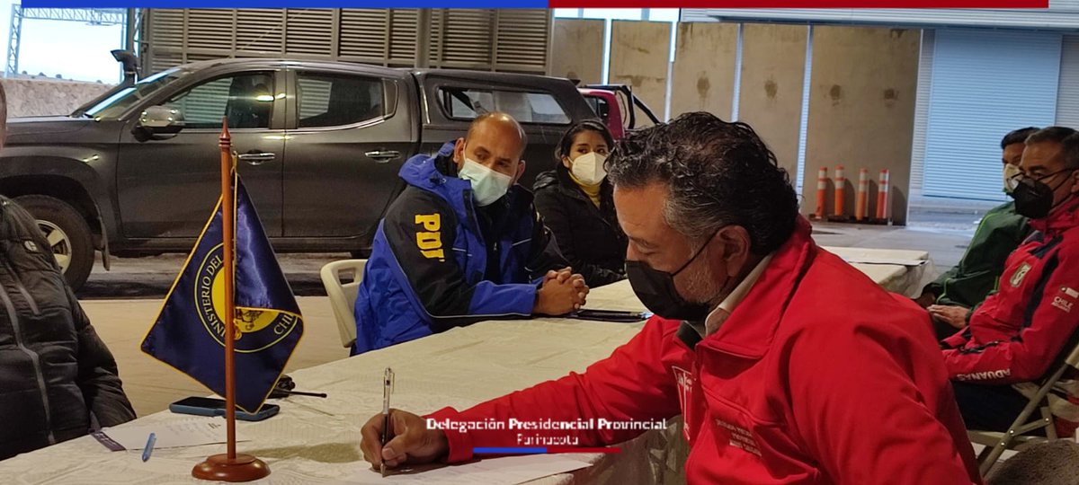 El <a href="/DPPParinacota/">Delegación Presidencial Provincial de Parinacota</a>  <a href="/mariocng/">Mario Salgado</a>  y <a href="/BBlancoF/">Benjamin Blanco</a>  <a href="/VCEIBolivia/">Comercio Exterior Bolivia</a>  y el Viceministro de Transportes, Israel Ticona se reunieron en el #ComplejoFronterizoChungará para trabajar en conjunto en la solución y agilización del tránsito de vehículos de carga entre ambos países.