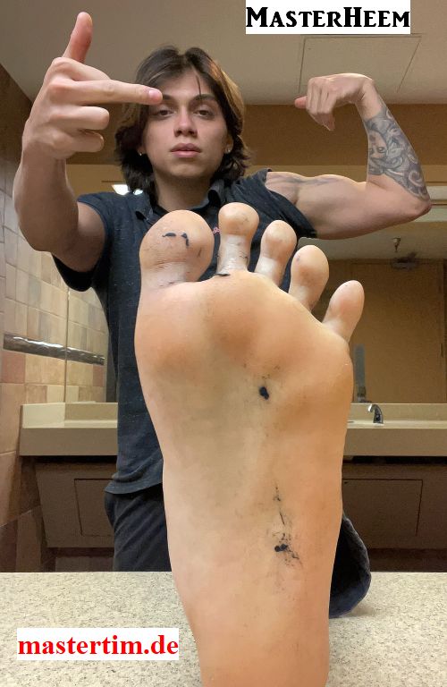 kingtim2012's tweet photo. Top 39 on #footkingspoll about the #footmasters with best #malefeet is the #calimaster #masterheem #size13feet #footprince vote for him on https://t.co/7HDMdaTOhW https://t.co/727QsgfYvL