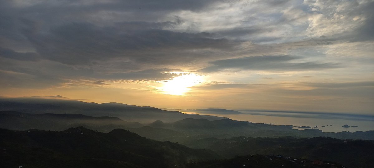 CharlesHaba's tweet photo. #Karongi you beauty that has everything it takes to be the #Coffee Capital of #Rwanda. Let's do this #AgroTourism @KarongiDistr @RwandaWest @arthurkaruletwa @RDBrwanda @IlizaExpedition @FamilyTreeFarms https://t.co/TGih4evwB2