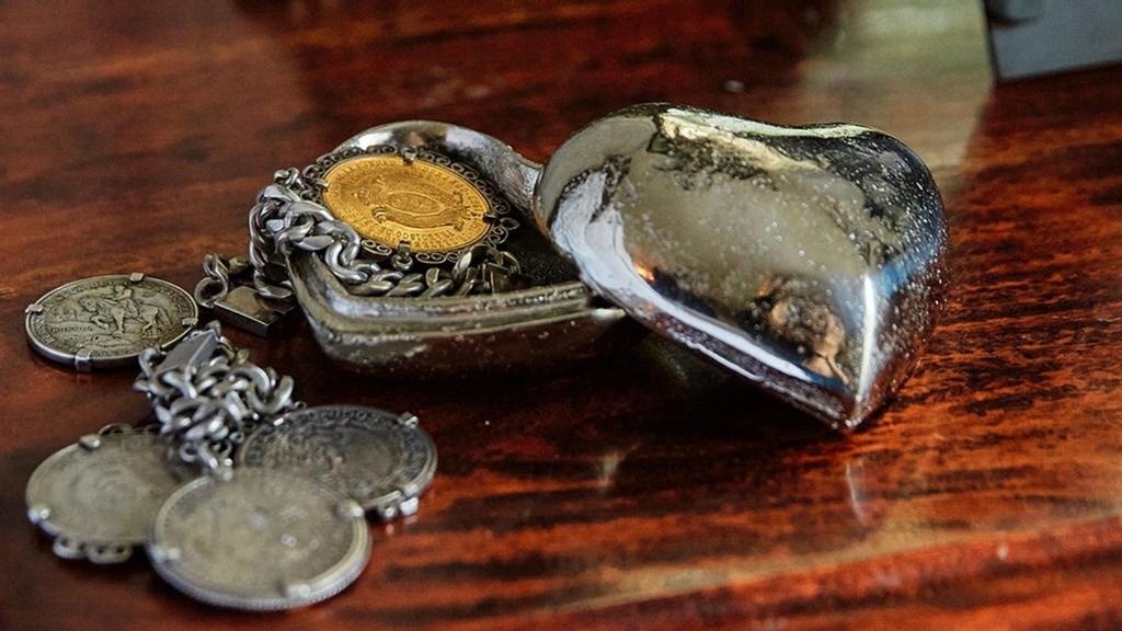 Falling in love with @janbarboglio. New arrivals for Valentine's Day are here. Trust us when we say, this is definitely the way to her heart