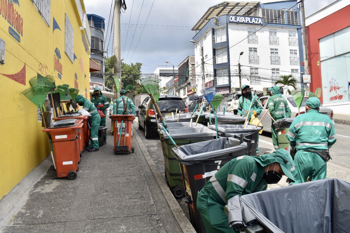 ¿Sabías que los “operarios de barrido” de la ciudad recorren cada día hasta 10 kilómetros o más, limpiando los barrios y avenidas de #pereira ? Hoy admiramos y agradecemos esa labor porque siempre están expuestos al sol y al agua, cada uno de ellos es un verdadero #vigiadelaseo!