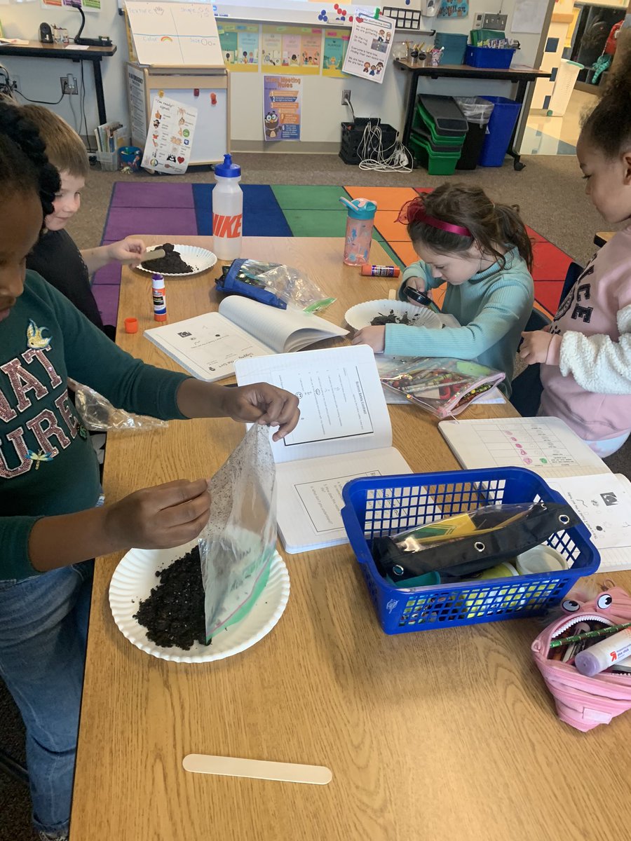 DawnRoth77's tweet image. Soil exploration! 🪱🍂🪨🌱📓🔎@HospElementary @PrincipalElse #kindervibes