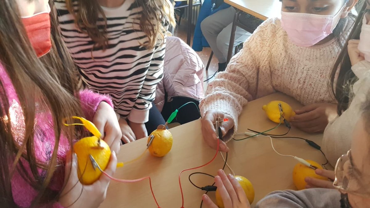 santjosepnavas's tweet photo. Sabies que es pot fabricar una pila amb una llimona, una moneda de 5 cts i un cargol? Avui ho hem descobert al taller sobre reciclatge de piles a 5è de primària, dins el programa Apilo XII.
#apiloXII  #reciclatge #SDGs #somescolaverda https://t.co/69eRIiyQQT