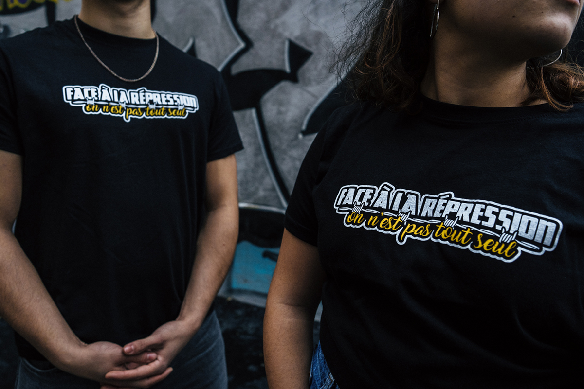 🔴 FACE À LA #RÉPRESSION, ON N'EST PAS TOUT SEUL !
Plusieurs organisations ont décidé de sortir en commun ce t-shirt dont l’intégralité des bénéfices sera reversée aux caisses #antirep antifascistes partout en France.
➡️ Disponible sur nos prochaines tables de presse. 
#ONPTS
