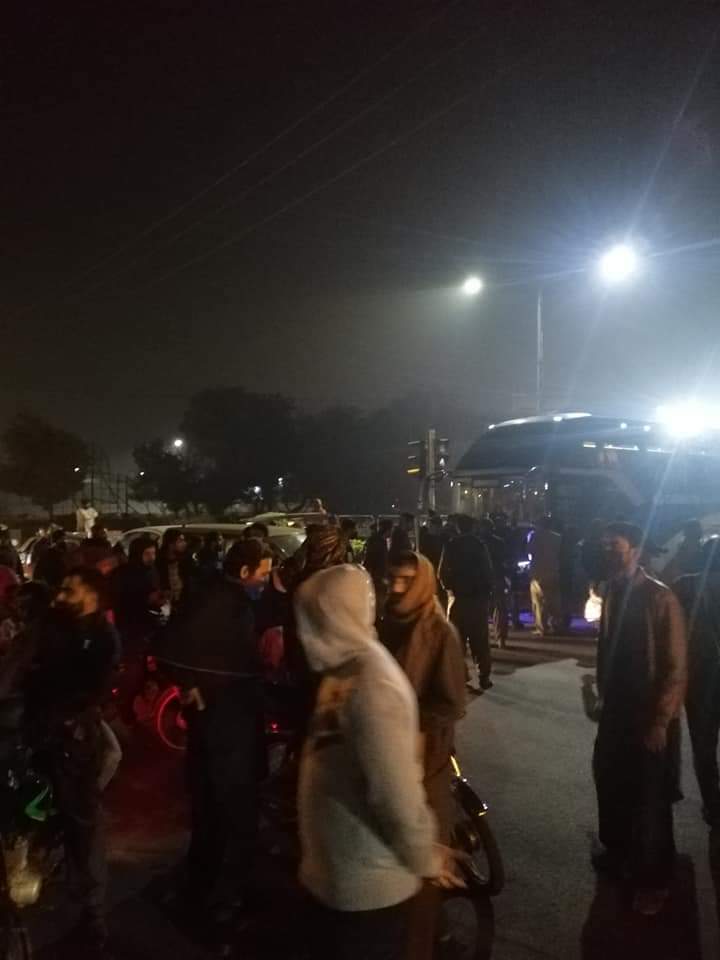 Syed22i's tweet photo. Hundreds of PU students are protesting for Release of Their friends on Wahdat Road
#Release_PUStudents https://t.co/4EzCUS4lFX