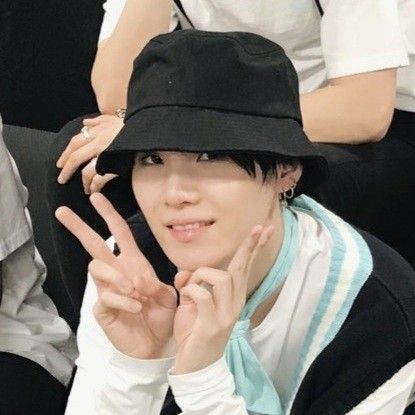 yoongisarchive's tweet photo. yoongi + bucket hat https://t.co/OkflJT3Nsp