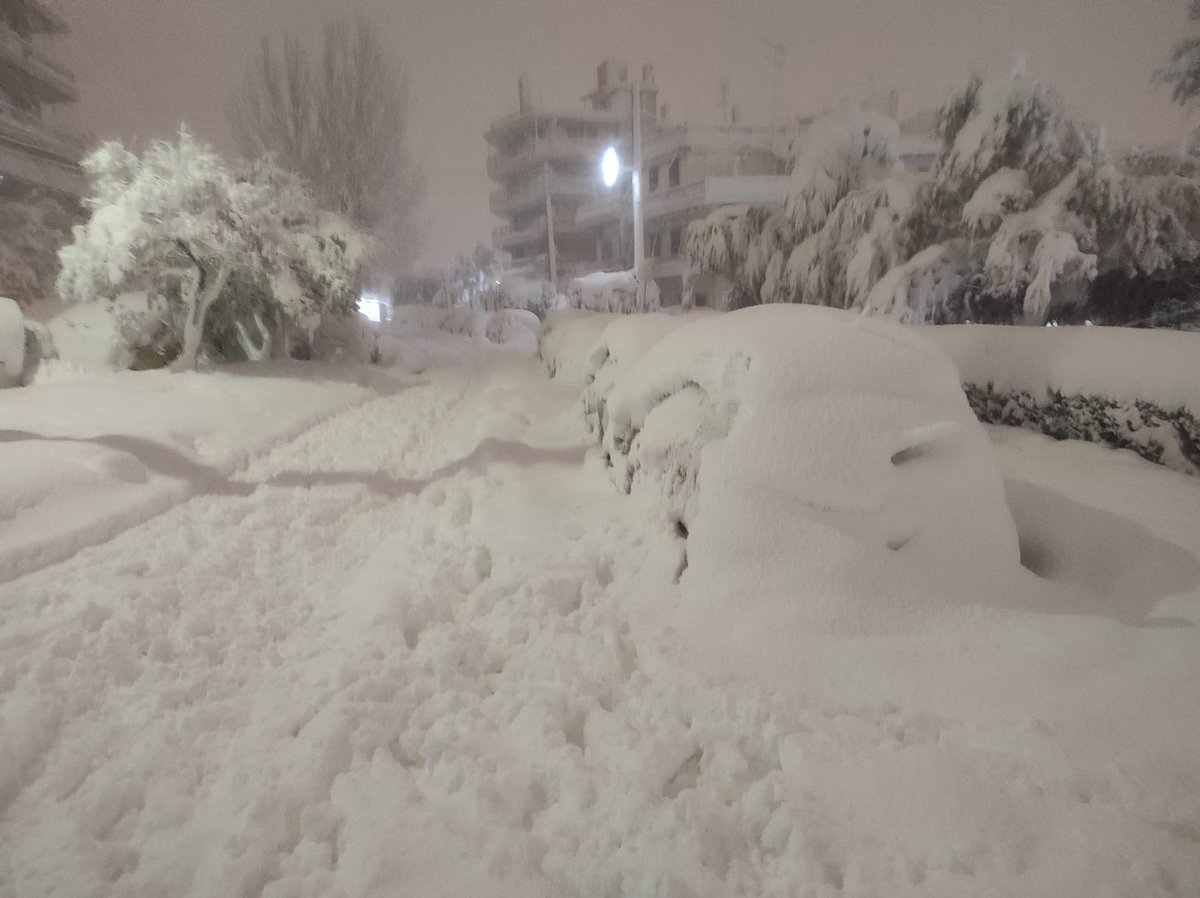 Grosses quantités de #neige sur Athènes et sa région. Ici au sud-est de la métropole, à Ilioupoli. 