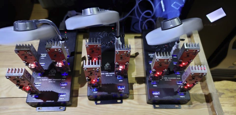 DocumentingBTC's tweet photo. This #Bitcoin miner with only a few USB sticks just found a block! And like the warehouse-sized farms they competed against, received the block reward worth 6.25 #bitcoin (over $200,000) for about 10 minutes of work!

https://t.co/aDA4KWoXva https://t.co/vTM5eHH2ZP