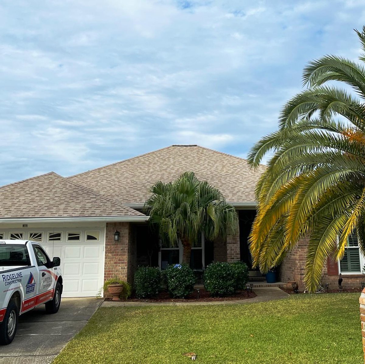 RidgelineHSV's tweet image. Beautiful #newroof completed by our Pensacola, Florida office! 🌴🌊 This roof has @OCRoofingLLC #trudefinition #durationshingles in the color, Amber.