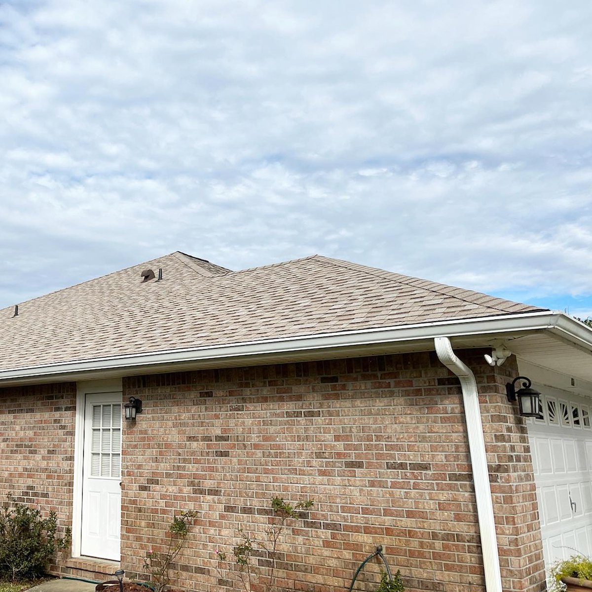 RidgelineHSV's tweet image. Beautiful #newroof completed by our Pensacola, Florida office! 🌴🌊 This roof has @OCRoofingLLC #trudefinition #durationshingles in the color, Amber.