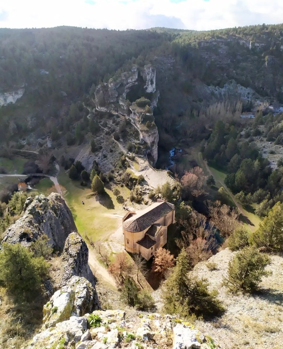 ¡La ermita de San Bartolo a vista de buitre! Una estampa única del Parque Natural del Cañón del Río Lobos. 📸 @danialcoceba @sorianitelaimag