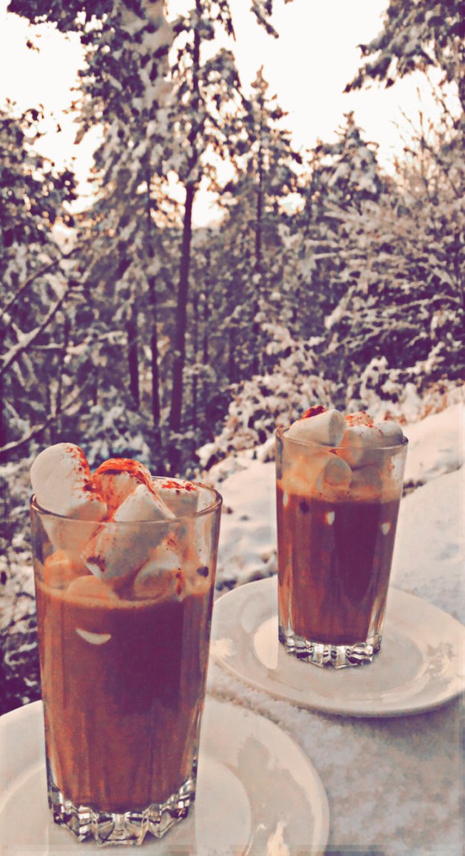 Masit83791850's tweet photo. spending winter days in coffee shops ☕️. https://t.co/VXqtzevnfl