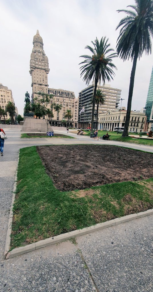 rochesacchi's tweet photo. Fuentes  sin agua, estatuas oxidadas, malas hierbas, basura, canteros sin flores, en plena temporada turística asi cuidan @montevideoIM y @CosseCarolina de la principal plaza de Montevideo 😪 https://t.co/h9CfTdPDrI